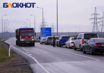 Десятки авто застряли в пробках у Крымского моста