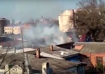  Пожарные долго не могли подъехать к горящему в центре Краснодара дому 