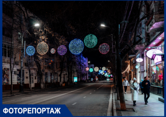 Вернули круги, лишили гирлянд, закрыли для пешеходов: улицу Красную по-новому украсили к Новому году