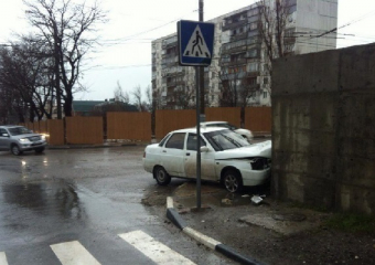 Водитель врезался в забор церкви в Новороссийске