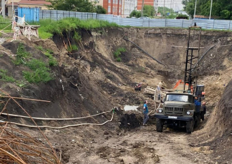 «Так и должен выглядеть?»: в краснодарском поселке Российском вырыли огромный котлован возле жилых домов