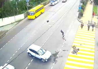 В Сочи на большой скорости мотоциклист врезался в легковушку 