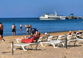 «Просто сказочная водичка, народ кайфует»: блогер показал пляж Анапы в бархатный сезон 