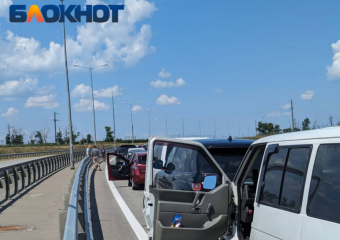 Перед Крымским мостом скопилось более 350 машин
