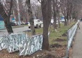 «Дети ходят в темноте, а они забор ставят»: краснодарцы не оценили новое ограждение