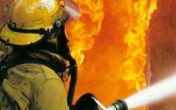 В Армавире пожар на складах с гофротарой охватил 300 м2