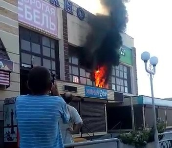 Пожар на рынке в Новороссийске уничтожил кучу мебели