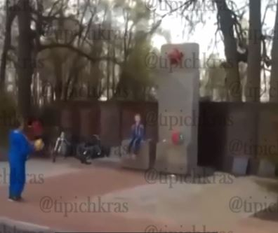 «Мне насрать, хоть 30 могил»: в Краснодарском крае полиция проводит проверку после игр детишек у памятника героям ВОВ