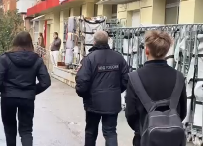 В Краснодаре 15-летний подросток плевал в полицейского ради хайпа в соцсети