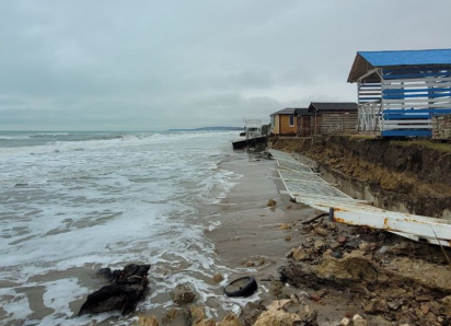 Сильный шторм разгромил морские пляжи в Краснодарском крае