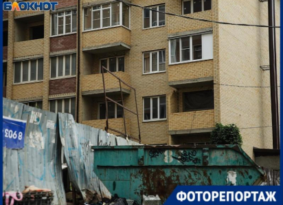 И здесь живут люди: как в Музыкальном микрорайоне застройщики оставили вместо домов груды кирпичей со стеклами