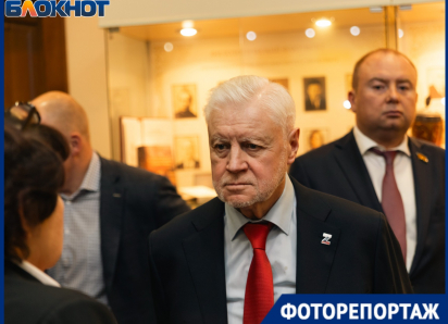 Подарил артефакт в музей и спел песню студентам: как прошел рабочий визит Сергея Миронова в Краснодар 