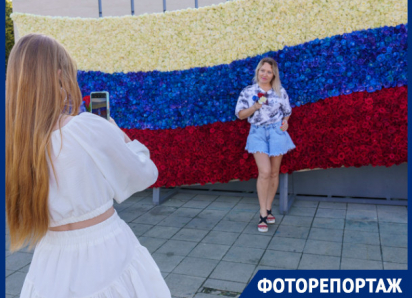 В Краснодаре в День России собрали огромный триколор из роз