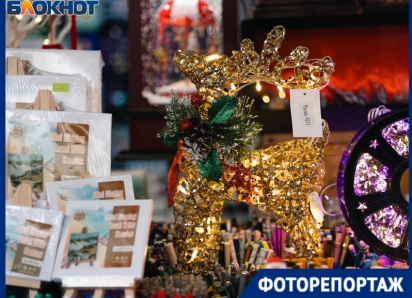 Фонарики, Снегурочки и бантики: обзор новогодней ярмарки в Краснодаре  