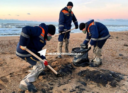 Новые пятна мазута прибило к побережью Краснодарского края