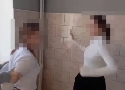 Девочки-подростки издевались над сверстницей в школьном туалете в Хадыженске