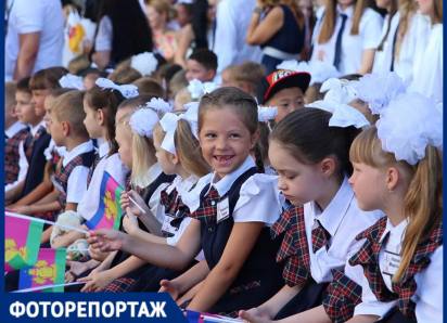 Классы от «А» до «Ж» и вход по списку: в Краснодаре в День знаний открылась новая школа на 1100 мест