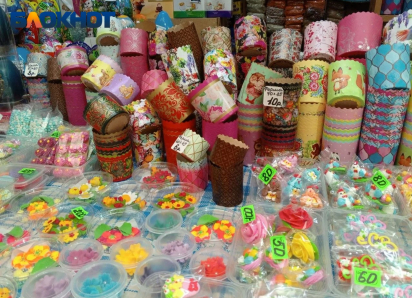 За три недели до Пасхи в Краснодаре появились украшения и праздничная атрибутика