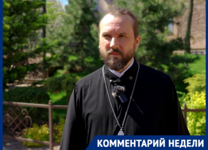 Можно ли приносить искусственные цветы на кладбище на Радоницу: мнение священника 