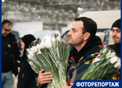 Толкотня и пробки: бойкая торговля развернулась на цветочном рынке в Краснодаре 