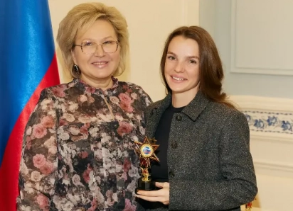 Премию «Лучший руководитель года» получила заместитель генерального директора «ЮгСтройИнвест» Татьяна Анашкина 