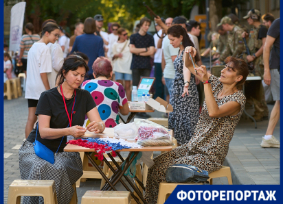Триколор из лент и выставка оружия: как в Краснодаре отметили День Государственного флага