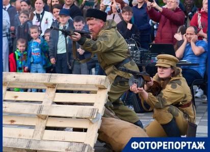 Вооружённые люди и стрельба: в Краснодаре воссоздали события Великой Отечественной войны