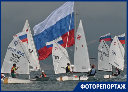 Огромный флаг России подняли на яхте в Цемесской бухте Новороссийска