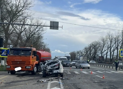 Массовое побоище машин на трассе устроил водитель КамАЗа: есть пострадавшие 