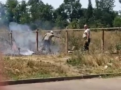Мужчины устроили пожар, срезая забор у школы в Краснодаре