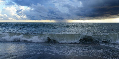 В Краснодарском крае ввели штормовое предупреждение из-за сильного ветра и высоких волн