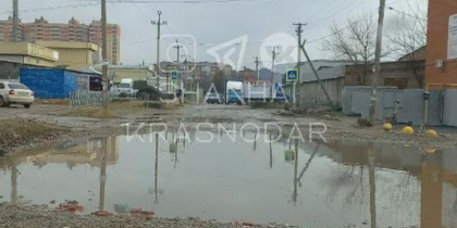 В Музыкальном микрорайоне Краснодара авто тонут в гигантских лужах