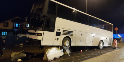 В Краснодарском крае автобус с 12 пассажирами попал в ДТП: видео