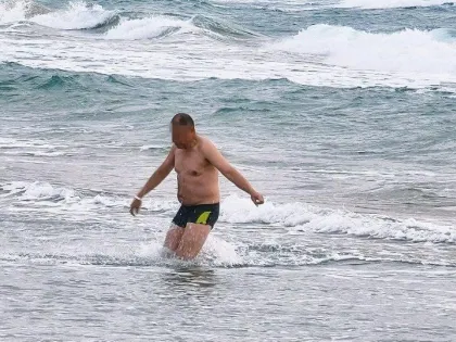 «Народ вовсю купается»: блогер показал обстановку в Анапе после нового выброса мазута 