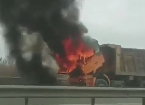 Горящий грузовик на Южном обходе стал причиной многокилометровой пробки в Краснодаре