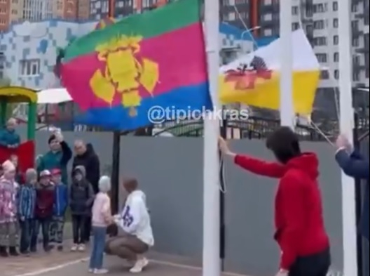 В Краснодаре малышей детсада вывели на ветер поднимать перевёрнутый флаг Кубани