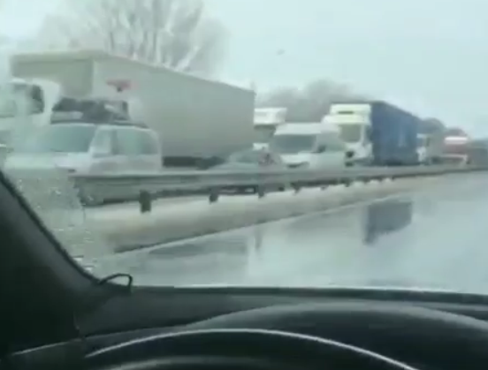 На Кубани из-за снежных заносов перекрыли дороги