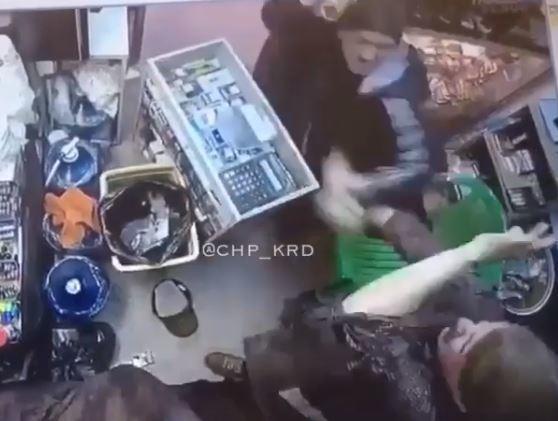 В Краснодаре мужчина избил бутылкой продавщицу киоска