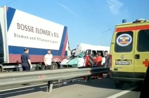 Микроавтобус врезался в грузовик под Краснодаром, есть жертвы