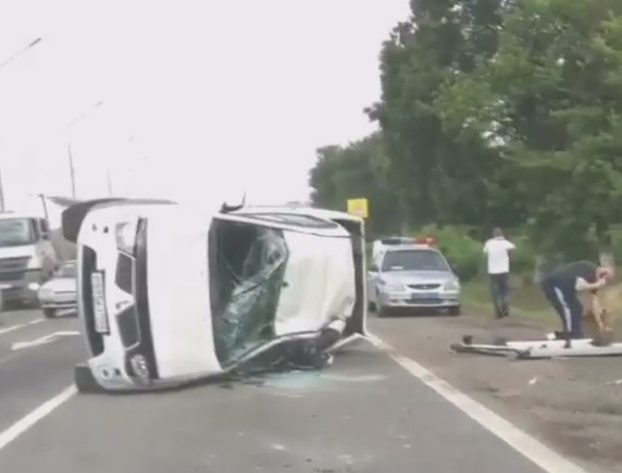 В массовом ДТП на Кубани столкнулись четыре автомобиля и автобус