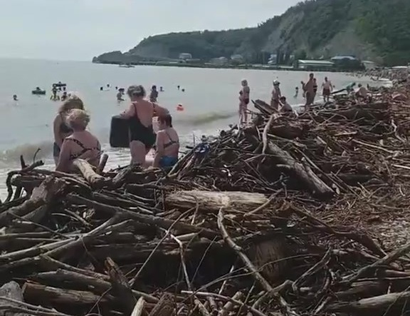 Коряги и мусор вместо песка: туапсинский пляж стал местом катастрофы после ливней