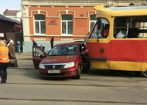 В Краснодаре иномарка попала в ДТП с трамваем