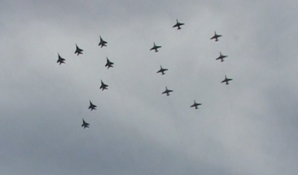 В небе Приморско-Ахтарска самолеты «нарисовали» цифру 70