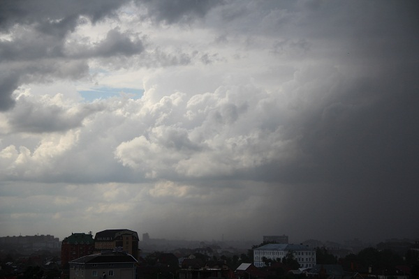Сильный дождь с градом затопил Краснодар