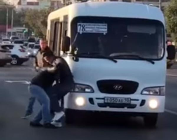В Краснодаре дорожный конфликт с дракой между водителем и пассажиром попал на видео