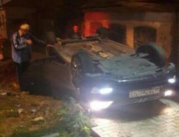 В Краснодаре среди ночи перевернулся автомобиль с пьяными мужчинами