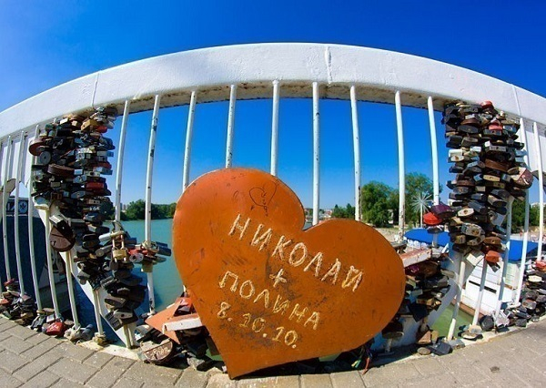 Мост Поцелуев в Краснодаре может рухнуть из-за тысячи свадебных замков