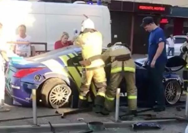 В Краснодаре спасателям пришлось распиливать автомобиль, чтобы достать травмированного пассажира