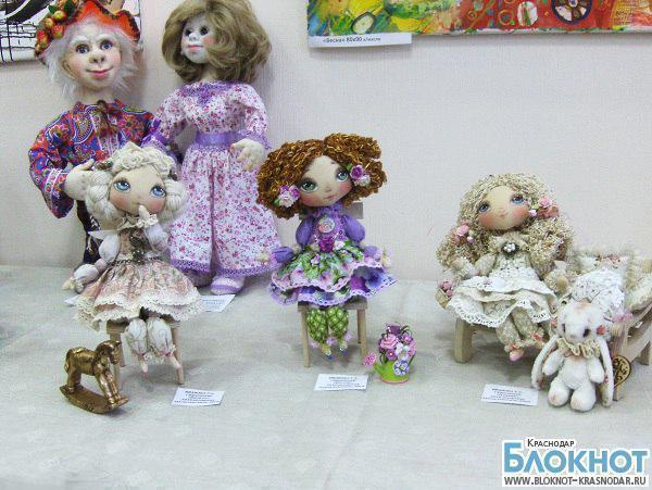 В Краснодаре открылась выставка кукол ручной работы