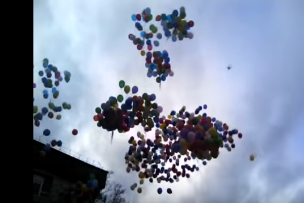 В Новороссийске счастливый молодой отец выпустил в небо тысячу воздушных шаров